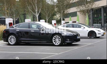 Berlin, DEU, 2020/09/24 - Tesla modèle S à une station DE Supercharger TESLA. Tesla a ouvert un nouveau site Supercharger avec V3 stands à Berlin. Le parc de recharge situé sur le terrain du campus EUREF de Berlin Schoeneberg propose 12 des stations de recharge rapide de 250 kW. [traduction automatique] Banque D'Images