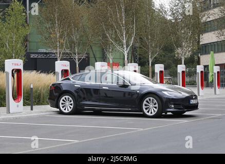 Berlin, DEU, 2020/09/24 - Tesla modèle S à une station DE Supercharger TESLA. Tesla a ouvert un nouveau site Supercharger avec V3 stands à Berlin. Le parc de recharge situé sur le terrain du campus EUREF de Berlin Schoeneberg propose 12 des stations de recharge rapide de 250 kW. [traduction automatique] Banque D'Images