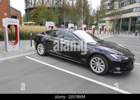 Berlin, DEU, 2020/09/24 - Tesla modèle S à une station DE Supercharger TESLA. Tesla a ouvert un nouveau site Supercharger avec V3 stands à Berlin. Le parc de recharge situé sur le terrain du campus EUREF de Berlin Schoeneberg propose 12 des stations de recharge rapide de 250 kW. [traduction automatique] Banque D'Images