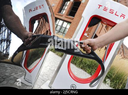 Berlin, DEU, 2020/09/24 - Tesla modèle S à une station DE Supercharger TESLA. Tesla a ouvert un nouveau site Supercharger avec V3 stands à Berlin. Le parc de recharge situé sur le terrain du campus EUREF de Berlin Schoeneberg propose 12 des stations de recharge rapide de 250 kW. [traduction automatique] Banque D'Images