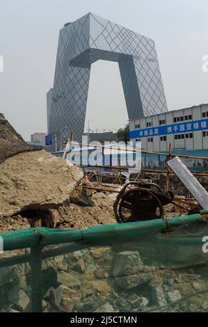 16.08.2012, Beijing, Chine, Asie - Un chantier de construction dans le centre d'affaires Guomao de la capitale chinoise avec le nouveau bâtiment de siège de CCTV en arrière-plan. [traduction automatique] Banque D'Images