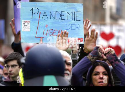 Berlin, DEU, 18.04.2020 - pour la deuxième fois, des milliers de nieurs de Corona manifestent contre les restrictions de la pandémie. La police a rompu la manifestation pour ne pas respecter la règle de distance et ne pas porter de protection de la bouche et du nez. La police a utilisé des canons à eau. [traduction automatique] Banque D'Images