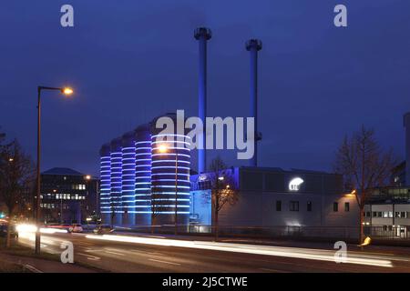 Berlin, DEU, 30.11.2020 - usine de cogénération de BTB Blockheizkraftwerks-Traeger- und Betreibergesellschaft mbH. Les cerceaux lumineux colorés autour de l'usine de cogénération montrent avec leurs couleurs le niveau actuel d'eau chauffée à l'intérieur des réservoirs de stockage. [traduction automatique] Banque D'Images