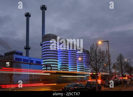 Berlin, DEU, 30.11.2020 - usine de cogénération de BTB Blockheizkraftwerks-Traeger- und Betreibergesellschaft mbH. Les cerceaux lumineux colorés autour de l'usine de cogénération montrent avec leurs couleurs le niveau actuel d'eau chauffée à l'intérieur des réservoirs de stockage. [traduction automatique] Banque D'Images