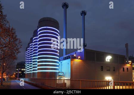 Berlin, DEU, 30.11.2020 - usine de cogénération de BTB Blockheizkraftwerks-Traeger- und Betreibergesellschaft mbH. Les cerceaux lumineux colorés autour de l'usine de cogénération montrent avec leurs couleurs le niveau actuel d'eau chauffée à l'intérieur des réservoirs de stockage. [traduction automatique] Banque D'Images