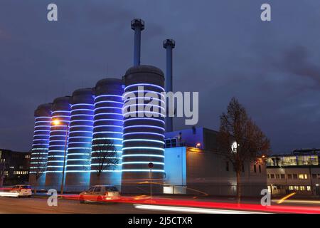 Berlin, DEU, 30.11.2020 - usine de cogénération de BTB Blockheizkraftwerks-Traeger- und Betreibergesellschaft mbH. Les cerceaux lumineux colorés autour de l'usine de cogénération montrent avec leurs couleurs le niveau actuel d'eau chauffée à l'intérieur des réservoirs de stockage. [traduction automatique] Banque D'Images