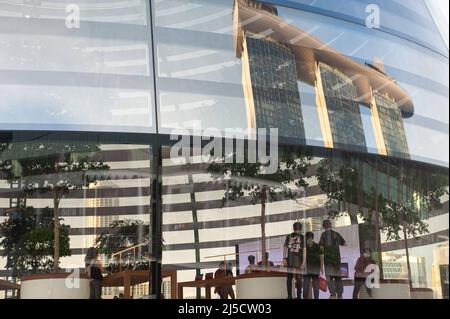 02 décembre 2020, Singapour, République de Singapour, Asie - Une vue de l'extérieur du nouveau magasin phare d'Apple sur le front de mer à Marina Bay Sands, sa façade en verre reflétant le luxe MBS hôtel du même nom. L'architecture futuriste du nouveau magasin prend la forme d'une gigantesque sphère de verre flottant sur l'eau et est le troisième magasin Apple dans la ville-état d'Asie du Sud-est. Le bâtiment a été conçu par l'architecte anglais Norman Foster (Foster and Partners). [traduction automatique] Banque D'Images