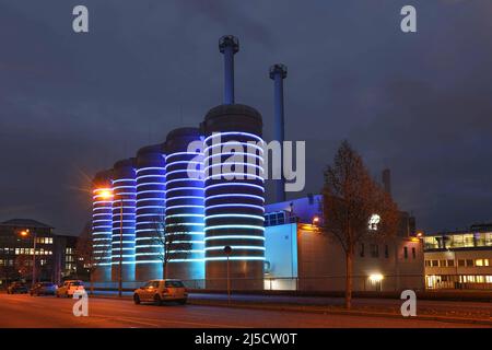 Berlin, DEU, 30.11.2020 - usine de cogénération de BTB Blockheizkraftwerks-Traeger- und Betreibergesellschaft mbH. Les cerceaux lumineux colorés autour de l'usine de cogénération montrent avec leurs couleurs le niveau actuel d'eau chauffée à l'intérieur des réservoirs de stockage. [traduction automatique] Banque D'Images