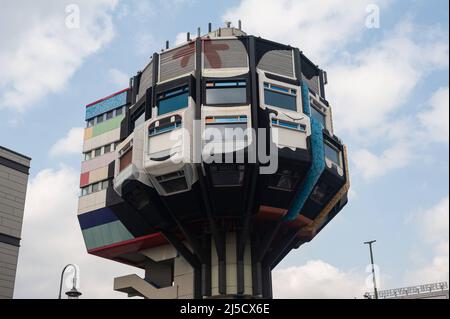 11 juin 2019, Berlin, Allemagne, Europe - le fameux Bierpinsel situé dans la Schlossstrasse, dans le quartier berlinois de Steglitz, avec son ancien restaurant tour, est un bâtiment de 47 mètres de haut à l'architecture pop futuriste 1970s conçu par le duo d'architectes berlinois Schueler-Witte. [traduction automatique] Banque D'Images