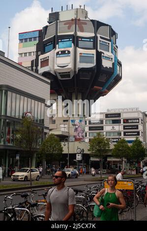 11 juin 2019, Berlin, Allemagne, Europe - le fameux Bierpinsel situé dans la Schlossstrasse, dans le quartier berlinois de Steglitz, avec son ancien restaurant tour, est un bâtiment de 47 mètres de haut à l'architecture pop futuriste 1970s conçu par le duo d'architectes berlinois Schueler-Witte. [traduction automatique] Banque D'Images