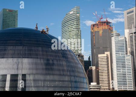 05 janvier 2021, Singapour, République de Singapour, Asie - les travailleurs effectuent l'entretien de la façade en verre bombé du nouveau magasin phare d'Apple à Marina Bay Sands, avec les gratte-ciels du quartier des affaires en arrière-plan. L'architecture futuriste du magasin de détail moderne est en forme de boule de verre géante flottant sur l'eau et est le troisième magasin Apple dans la ville-état d'Asie du Sud-est. Le bâtiment a été conçu par l'architecte anglais Sir Norman Foster (Foster et Partners). L'économie de la métropole financière, qui est fortement tributaire du commerce, a souffert le pire Banque D'Images