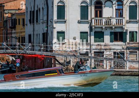 Les canaux sont les artères principales qui portent toutes les formes de transport de l'eau - Venise au début de la Biennale di Venezia en 2022. Banque D'Images