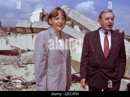 Bitterfeld, DEU, 07/09/1997 - la ministre fédérale de l'Environnement Angela Merkel visite une ancienne usine chimique avec le chef de l'Agence fédérale de l'emploi Bernhard Jagoda. [traduction automatique] Banque D'Images