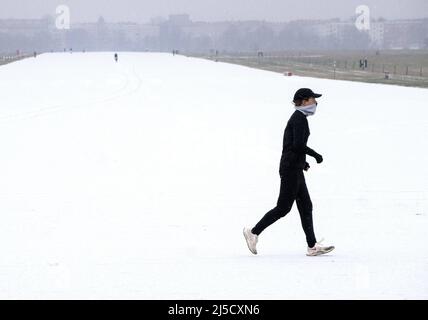Berlin, DEU, 18.01.2021 - Un jogging traverse l'ancienne piste enneigée de l'aéroport de Tempelhof à Tempelhofer Feld. Des températures plus chaudes atteindront l'Allemagne dans les prochains jours. [traduction automatique] Banque D'Images