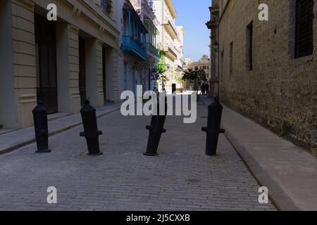 Canons utilisés pour décorer l'une des rues de la Havane, Cuba Banque D'Images