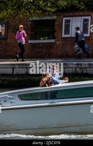 Bateaux-taxis sur le Grand Canal - les canaux sont les artères principales portant toutes les formes de transport d'eau - Venise au début de la Biennale di Venezia en 2022. Banque D'Images