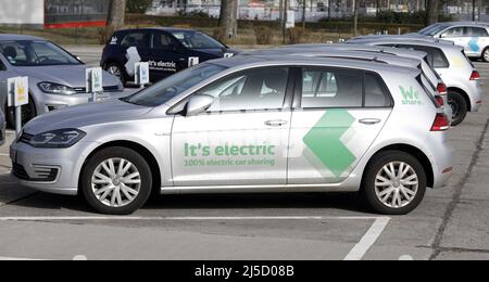 Schoenefeld, DEU, 23 février 2021 - E-Volkswagen Golf du stand WeShare dans un parking. WeShare exploite une flotte de véhicules électriques et est une filiale de Volkswagen AG. [traduction automatique] Banque D'Images