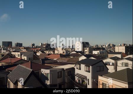 30 décembre 2017, Tokyo Japon, Asie - une vue en hauteur des bâtiments résidentiels dans la zone métropolitaine de Tokyo, très peuplée, entre la ville de Yokohama et la capitale japonaise. [traduction automatique] Banque D'Images