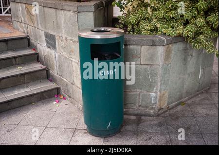 17.01.2020, Singapour, République de Singapour, Asie - une poubelle vide portant le nom Cindy pulvérisée se trouve sur un trottoir dans le centre-ville. [traduction automatique] Banque D'Images