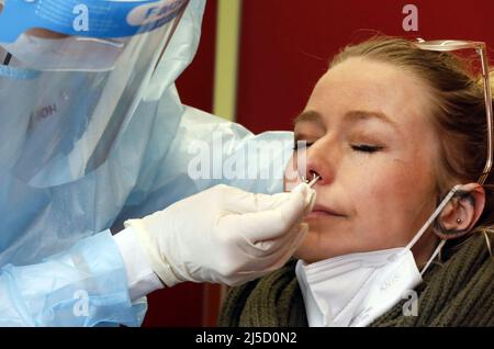 Eberswalde, DEU, 03/17/2021 - Une femme est testée dans un centre d'essais rapides de Corona dirigé par Johannître Unfallhilfe. Une fois par semaine, n'importe qui en Allemagne peut être testé gratuitement pour le virus Corona. [traduction automatique] Banque D'Images