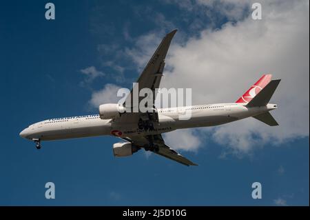 07 avril 2021, Singapour, République de Singapour, Asie - Un Boeing 777-300 ER de Turkish Airlines avec enregistrement TC-LJK à l'approche de l'aéroport international de Changi pendant la crise de Corona en cours. Turkish Airlines est membre de l'alliance aérienne Star Alliance. [traduction automatique] Banque D'Images