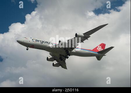 07 avril 2021, Singapour, République de Singapour, Asie - Un Boeing 747-8F de Cargolux Airlines avec enregistrement LX-VCD et le nom de la ville de Luxembourg en approche de l'aéroport international de Changi pendant la crise de Corona en cours. [traduction automatique] Banque D'Images