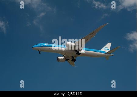 07 avril 2021, Singapour, République de Singapour, Asie - Un Boeing 787-9 de KLM Dreamliner, enregistrement pH-BHL, à l'approche de l'aéroport international de Changi pendant la crise de Corona en cours. KLM est membre de l'alliance aérienne SkyTeam. [traduction automatique] Banque D'Images