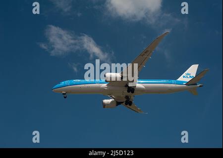 07 avril 2021, Singapour, République de Singapour, Asie - Un Boeing 787-9 de KLM Dreamliner, enregistrement pH-BHL, à l'approche de l'aéroport international de Changi pendant la crise de Corona en cours. KLM est membre de l'alliance aérienne SkyTeam. [traduction automatique] Banque D'Images