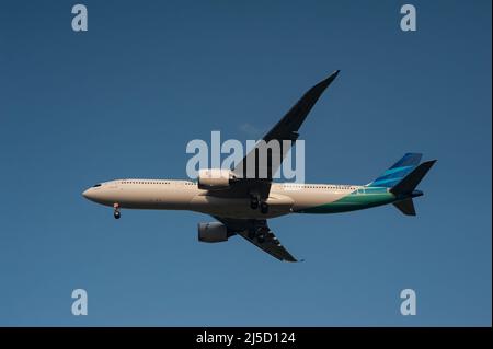 07 avril 2021, Singapour, République de Singapour, Asie - Un Airbus A330-900neo Garuda Indonesia avec enregistrement PK-GHF à l'approche de l'aéroport international Changi pendant la crise de Corona en cours. Garuda est membre de l'alliance aérienne SkyTeam. [traduction automatique] Banque D'Images