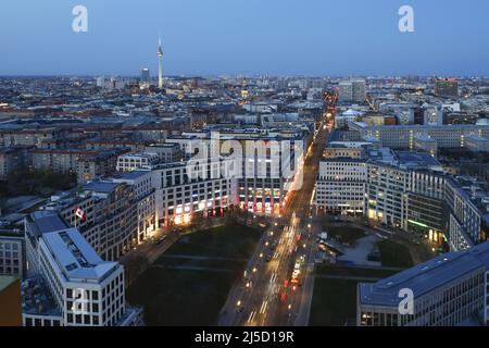 Berlin, 20.04.2021 - vue d'en haut sur Leipziger Platz, Leipziger Strasse et la tour de télévision de Berlin à Alexanderplatz. [traduction automatique] Banque D'Images