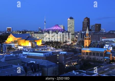 Berlin, 26.04.2021 - Philharmonie, Sony Center, DB Tower, Kollhoff Tower et St Mattheeuskirche à la Potsdamer Platz. [traduction automatique] Banque D'Images