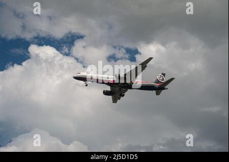 07 avril 2021, Singapour, République de Singapour, Asie - un Boeing 757-200 de SF Airlines (Shun Feng Airlines) portant l'immatriculation B-2821 sur l'approche de l'aéroport international de Changi pendant la crise de Corona en cours. [traduction automatique] Banque D'Images