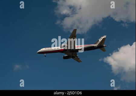 07 avril 2021, Singapour, République de Singapour, Asie - un Boeing 757-200 de SF Airlines (Shun Feng Airlines) portant l'immatriculation B-2821 sur l'approche de l'aéroport international de Changi pendant la crise de Corona en cours. [traduction automatique] Banque D'Images