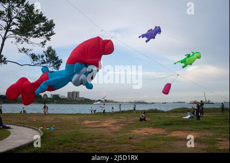 30 mai 2021, Singapour, République de Singapour, Asie - les gens volent des cerfs-volants sur la rive à Marina South pendant la crise corona en cours (Covid-19), peu après qu'une nouvelle vague d'infection ait ramené le pays d'Asie du Sud-est à un état verrouillé. Cela a entraîné d'autres restrictions comme la fermeture de toutes les écoles primaires, l'interdiction des visites de restaurants et l'assemblage de deux personnes au plus. [traduction automatique] Banque D'Images