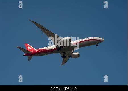 08 juillet 2021, Singapour, République de Singapour, Asie - Un Boeing 787-9 Dreamliner a immatriculé un B-208X exploité par le transporteur chinois Shanghai Airlines à l'approche de l'aéroport international de Changi pendant la crise de Corona en cours. Shanghai Airlines est une filiale de China Eastern Airlines et un membre de l'alliance aérienne SkyTeam. [traduction automatique] Banque D'Images