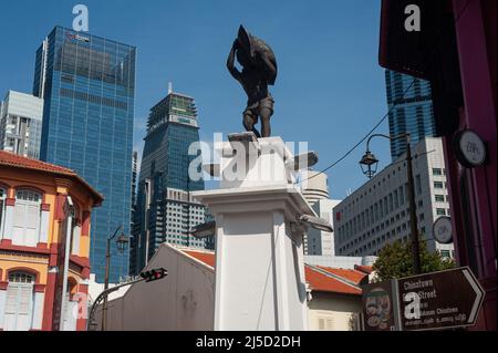 05/25/2021, Singapour, République de Singapour, Asie - Statue à l'entrée de Chinatown Walking Street, Food Street au coin de Smith Street et South Bridge Road avec des gratte-ciels imposants du quartier des affaires en arrière-plan pendant la crise de Corona (Covid-19). [traduction automatique] Banque D'Images