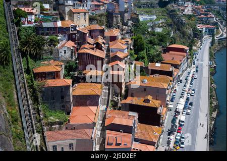 06/14/2018, Porto, Portugal, Europe - une vue imprenable sur la ville montrant la vieille ville historique et les bâtiments traditionnels le long du bord de mer de Cais da Ribeira sur le fleuve Douro. [traduction automatique] Banque D'Images