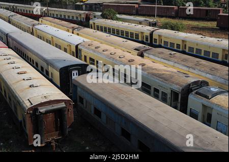 19.01.2014, Yangon, Myanmar, Asie - wagons de chemin de fer garés sur la voie d'évitement à la gare centrale de Yangon. [traduction automatique] Banque D'Images