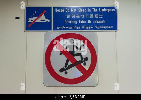 12 mars 2020, Singapour, République de Singapour, Asie - Un panneau sur un mur qui indique « Please do Not Sleep in the Underpass » et un panneau interdisant le skateboard fournissent des informations sur les activités non autorisées dans une sous-carte piétonne climatisée. [traduction automatique] Banque D'Images