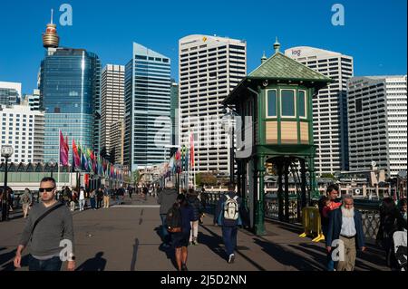 20.09.2018, Sydney, Nouvelle-Galles du Sud, Australie - vue sur la ville depuis le pont Pyrmont au-dessus de Cockle Bay à Darling Harbour jusqu'à la ligne d'horizon du quartier des affaires avec des gratte-ciels et l'une des maisons guides historiques en premier plan. [traduction automatique] Banque D'Images