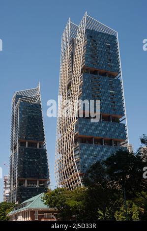 23 septembre 2021, Singapour, République de Singapour, Asie - vue extérieure des deux tours de South Beach Tower, un complexe résidentiel et commercial à usage mixte situé dans le centre-ville. Le complexe abrite, entre autres, l'hôtel JW Marriott, ainsi que des bureaux, des boutiques et des logements résidentiels et a été conçu par la firme d'architecture Foster and Partners. [traduction automatique] Banque D'Images