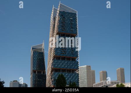 23 septembre 2021, Singapour, République de Singapour, Asie - vue extérieure des deux tours de South Beach Tower, un complexe résidentiel et commercial à usage mixte situé dans le centre-ville. Le complexe abrite, entre autres, l'hôtel JW Marriott, ainsi que des bureaux, des boutiques et des logements résidentiels et a été conçu par la firme d'architecture Foster and Partners. [traduction automatique] Banque D'Images