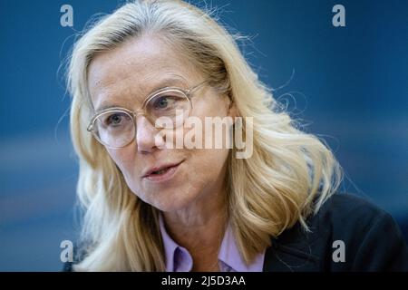 La Haye, pays-Bas. 22nd avril 2022. 2022-04-22 14:46:59 LA HAYE - Sigrid Kaag, ministre des Finances, après le Conseil hebdomadaire des Ministres. ANP BART SIZE pays-bas OUT - belgique OUT crédit: ANP/Alay Live News Banque D'Images