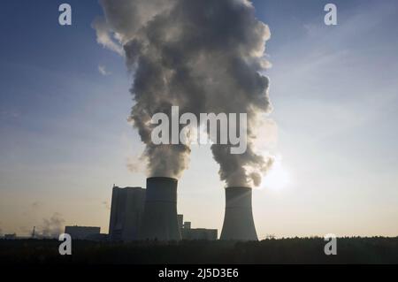 Schwarze Pumpe, 11.11.2021 - vue aérienne de la centrale au lignite de Schwarze Pumpe de LEAG Lauritz Energie Kraftwerke AG. L'élimination progressive de la production d'énergie au charbon doit avoir lieu d'ici 2038. [traduction automatique] Banque D'Images