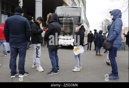 Berlin, 20 novembre 2021 - les vaccinés attendent leur vaccination Covid-19 contre le coronavirus au bus de vaccination de Berlin au Linden Centre de Berlin Lichtenberg. La vaccination de rappel est maintenant disponible pour les personnes de 18 ans et plus. [traduction automatique] Banque D'Images