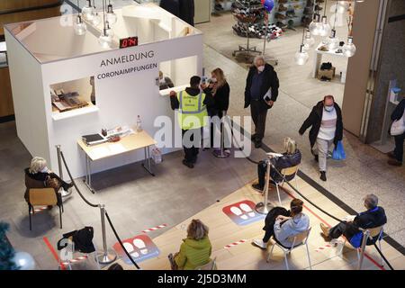 Berlin, le 20 novembre 2021 - les vaccinés attendent leur vaccin Covid-19 contre le coronavirus sur un site de vaccination dans un centre commercial. La vaccination de rappel est maintenant disponible pour les personnes de 18 ans et plus. [traduction automatique] Banque D'Images