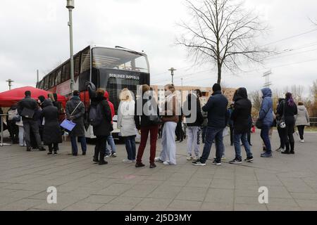 Berlin, 20 novembre 2021 - les vaccinés attendent leur vaccination Covid-19 contre le coronavirus au bus de vaccination de Berlin au Linden Centre de Berlin Lichtenberg. La vaccination de rappel est maintenant disponible pour les personnes de 18 ans et plus. [traduction automatique] Banque D'Images