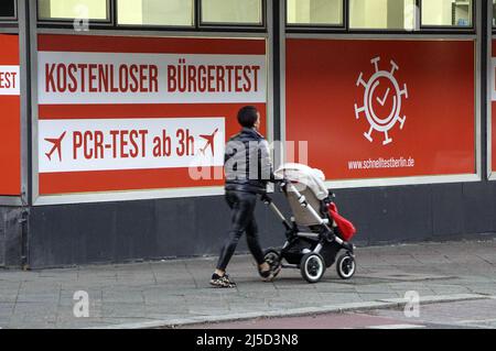 Berlin, 22 novembre 2021 - Une station de test du coronavirus annonce le test PCR gratuit. [traduction automatique] Banque D'Images