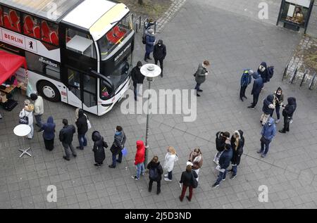 Berlin, 20 novembre 2021 - les vaccinés attendent leur vaccination Covid-19 contre le coronavirus au bus de vaccination de Berlin au Linden Centre de Berlin Lichtenberg. La vaccination de rappel est maintenant disponible pour les personnes de 18 ans et plus. [traduction automatique] Banque D'Images