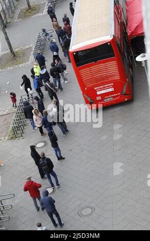 Berlin, 20 novembre 2021 - les vaccinés attendent leur vaccination Covid-19 contre le coronavirus au bus de vaccination de Berlin au Linden Centre de Berlin Lichtenberg. La vaccination de rappel est maintenant disponible pour les personnes de 18 ans et plus. [traduction automatique] Banque D'Images